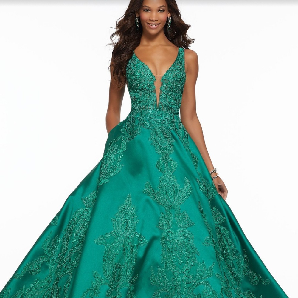 Mori lee  Size 4